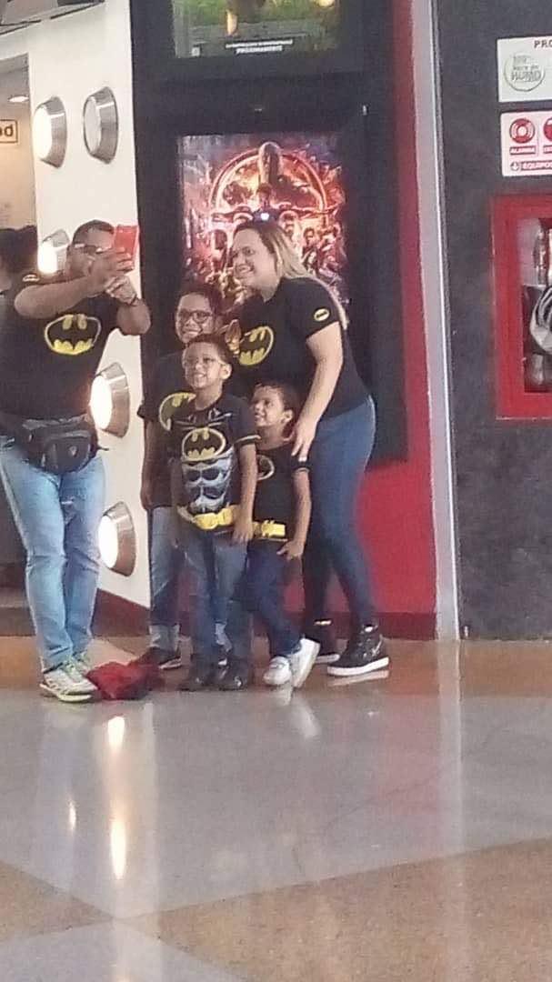 onepalo's tweet photo. Pensé que esta vaina solo pasaba en memes jajaja batman para ver infinity war 🙄🙄🙄?? https://t.co/OOTshbomFb