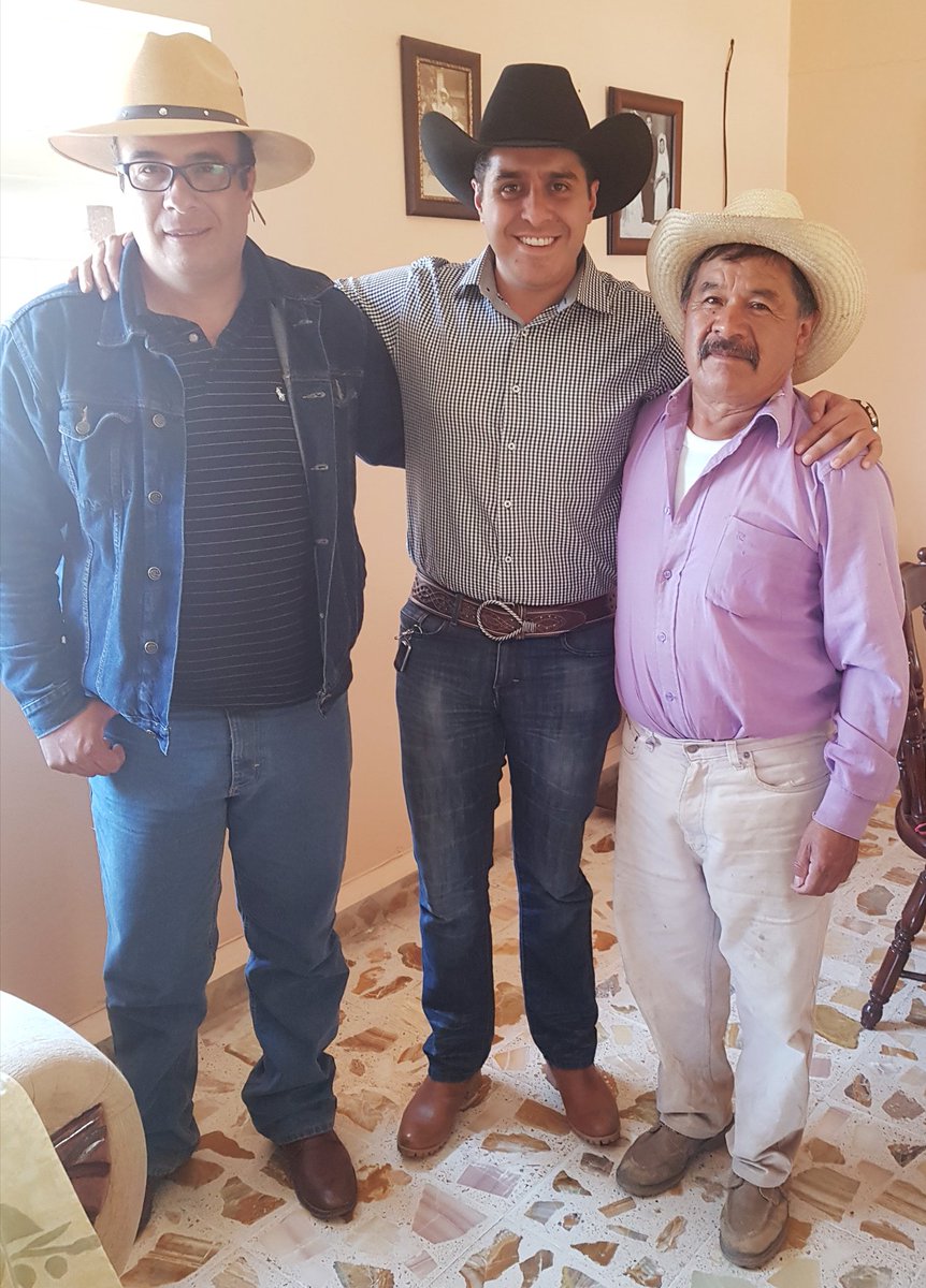 CoqueGarciaG's tweet photo. Pojamadi "Muchas gracias en Otomi" a mi querido amigo Don Marcial Casas por sus atenciones. Lo digo fuerte y con gran compromiso, sigamos fortaleciendo nuestros usos, costumbres y tradiciones. Ánimo! https://t.co/BF1Z2jg29c
