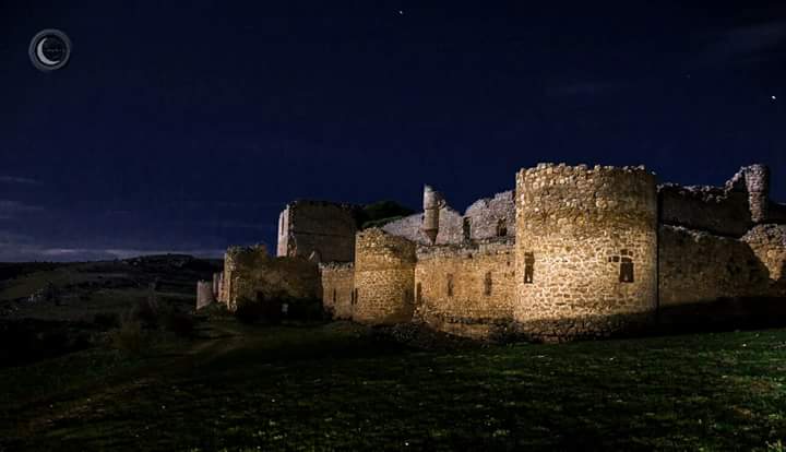 photonocturna's tweet photo. 📣📣Hoy os enseñamos una de las tomas del Castillo de Caracena, que hicimos el otro día 🔦

Uno de los #castillos más bonitos de la provincia tanto de día como de noche 🌞🌜

🌐#Caracena #Soria https://t.co/FDWvjDMc1Z