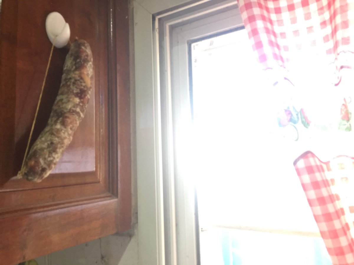Miss_Marple82's tweet photo. Papá siempre le agrega su toque a la deco... https://t.co/HBlyoaCNON