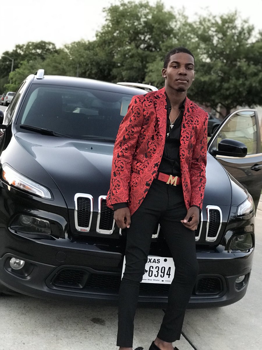 TheRealCDub__'s tweet photo. #2k18prom 🖤 https://t.co/PgYRyLgHbh