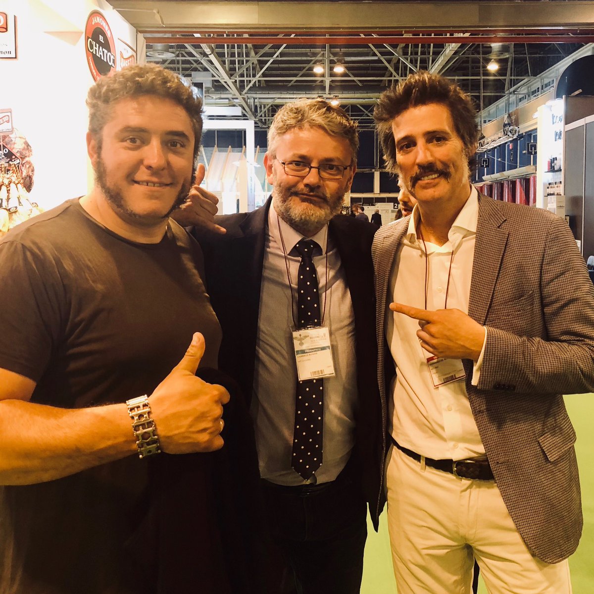 Lujazo de encuentro en Salón de Gourmets. Nos encontramos con Ramón y Fernando, concursantes de MasterChef6, y qué risas nos pegamos contandonos anécdotas gastronómicas. 😂😂😂 Un abrazo <a href="/RamonMChef6/">Ramón MasterChef 6</a> <a href="/FernandoMChef6/">Fernando MasterChef 6</a> @SalondeGourmets <a href="/MasterChef_es/">MasterChef</a>