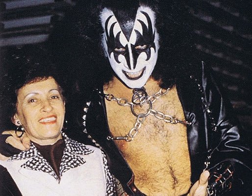 Heavypedia's tweet photo. Feliz Dia das mães, para todas as mães seguidoras da página!! ❤💙
📷: Gene Simmons &amp; sua mãe, Flóra Klein. #FloraKlein #GeneSimmons #Kiss https://t.co/oV07uvVDDk