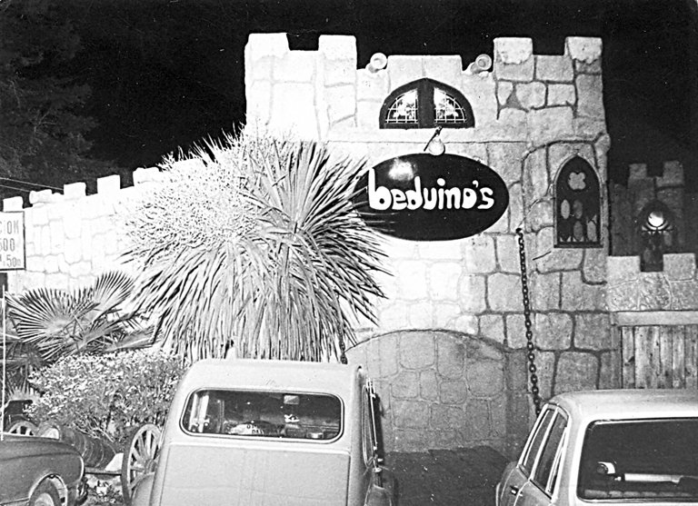 FotosFamiliaMdP's tweet photo. Para nostálgicos, otra vueltita por la Avenida del Ruido : Sobremonte (versión original), Sunset y Beduinos (con las "máquinas" de la época estacionadas en la puerta. Mar del Plata, década del '70. https://t.co/nxECUQ5OGn