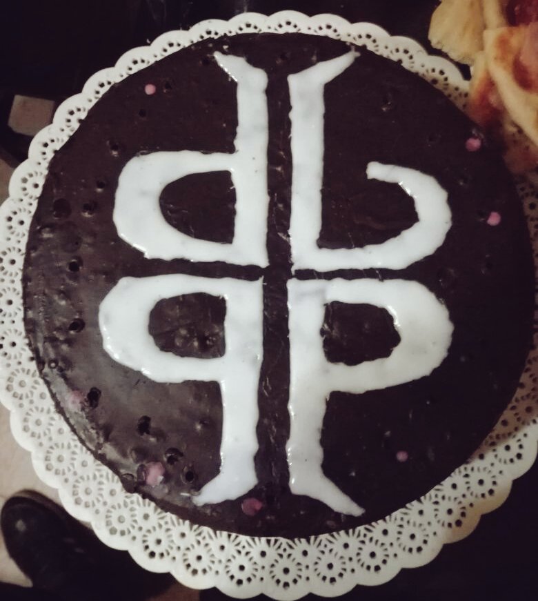 tamuupinto's tweet photo. Mi novio me hizo alta torta 💕💕 @DLGP_oficial siempre con la piñata!! https://t.co/GREh1YSuzZ