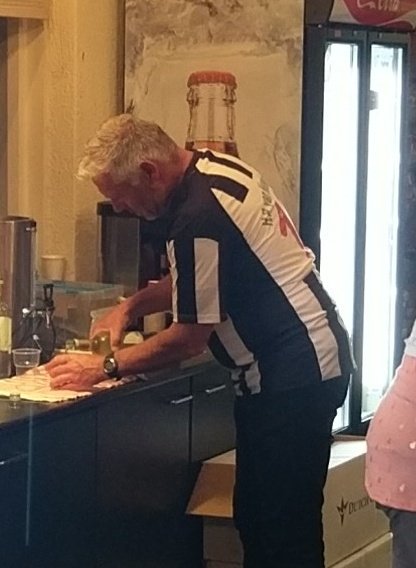 Dit is toch prachtig, Kees Zethof (trainer van <a href="/vvnoordwijk/">vv Noordwijk</a> bij het kampioensfeest van <a href="/vvsjc/">VV S.J.C.</a> achter de bar! Top!!
