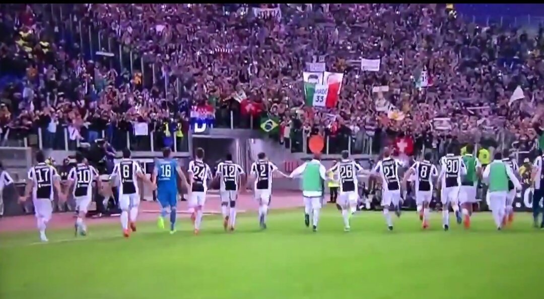 Larossastrega's tweet photo. Laddove hai avuto sorrisi, felicità, emozione, torni sempre a riprenderne ancora e ancora... #4ZAJUVE #SETTEDIFILA #settimo #latredicesima https://t.co/6etIV3lFJA
