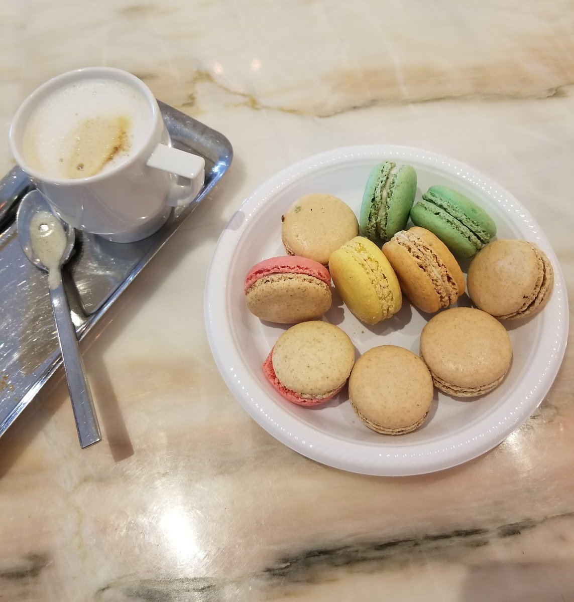 NessaMacias2's tweet photo. My weaknesses #cappuccino #macaroon #forgetdiet #sugarrush https://t.co/xSyhfCtE77