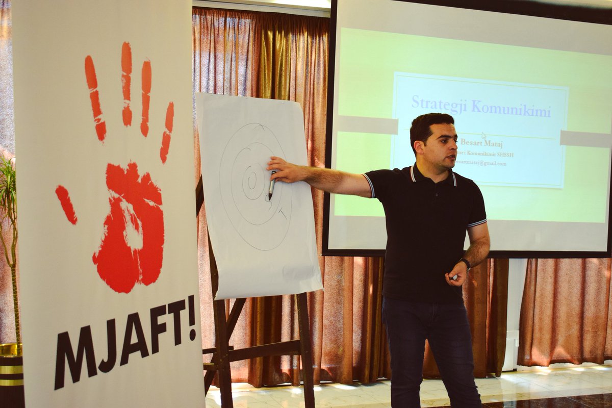 MatajBesart's tweet photo. Menyra si #komunikojme percakton suksesin tone. 😎
Ne Durres duke trajnuar te rinjte e organizatave jo fitimprurese mbi #StrategicCommunication, te frymezuar per te sjelle ndryshim. 💪✊
#Trainer #Training
#MJAFT #Communication https://t.co/Wm6bHi0ZCj