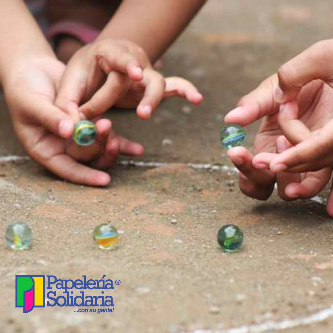 Papsolidaria's tweet photo. Seguramente todas vimos a nuestros primos y hermanos tener una infinita colección de metras en todos sus tamaños y colores. Y esas batallas al filo de una grada mientras intentaban sacar las metras del resto del círculo que estaba rayado.

¿Jugaste alguna vez metras? https://t.co/uZs8R1f31s