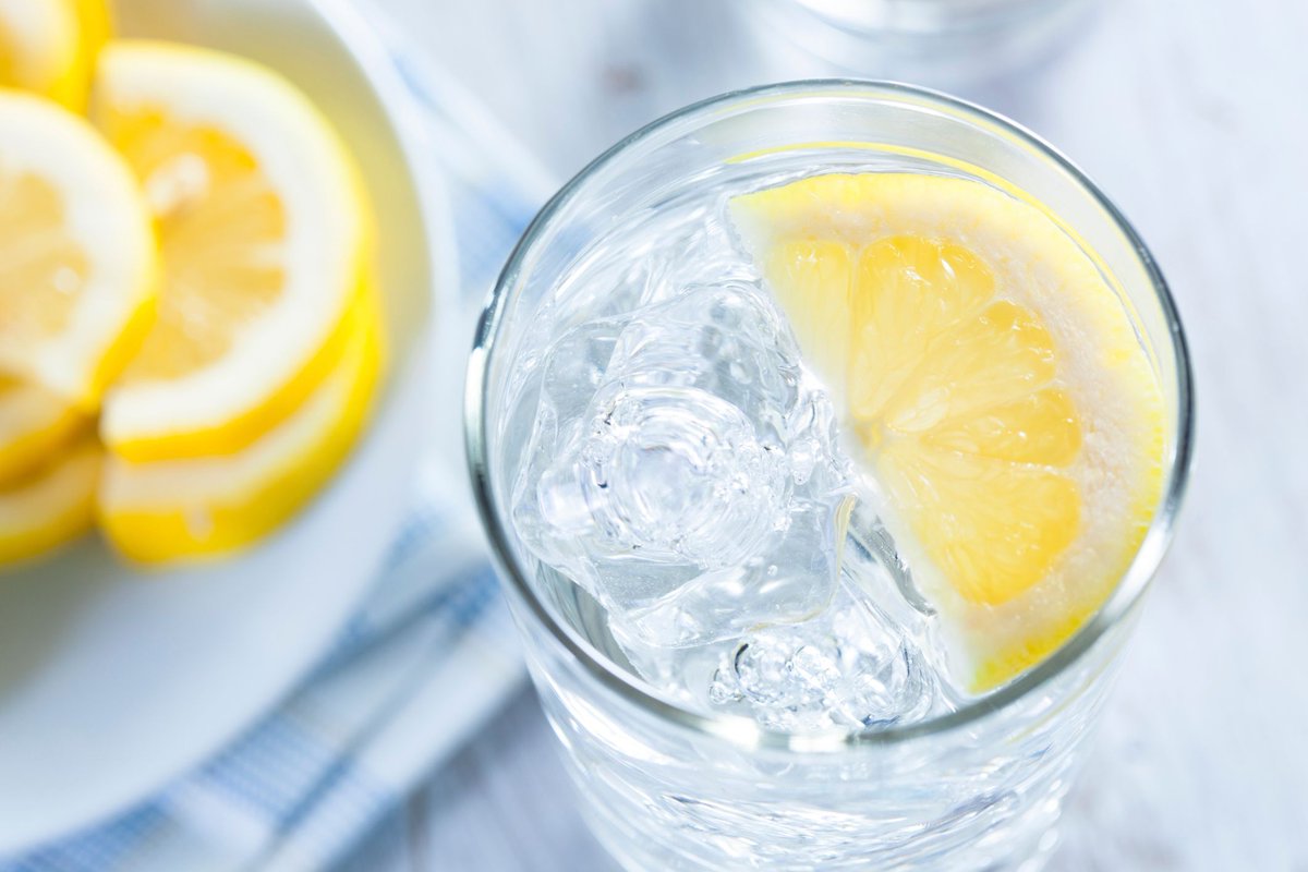 UR_FreshForLife's tweet photo. Adding lemon to your water throughout the day replenishes your body's electrolytes and provides you with an energy boost! #lemonwater #lifehacks #naturalhealing #freshforlifearts https://t.co/8gGdmzfssK