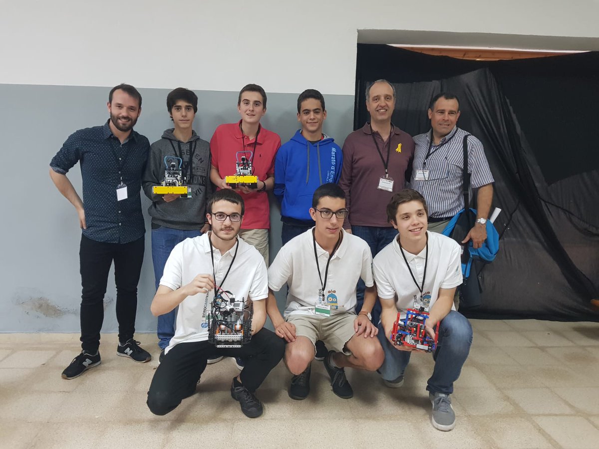 Gran experiència viscuda a la #WROBarcelona! On la robòtica ens ha donat l'oportunitat de retrobar-nos amb ex-alumnes de #JECasp! Amb ganes de tornar-hi l'any vinent 😁