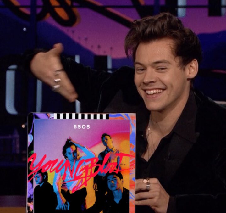 highafi's tweet photo. harry styles is the biggest fan of 5sos. https://t.co/81zyupSfYk