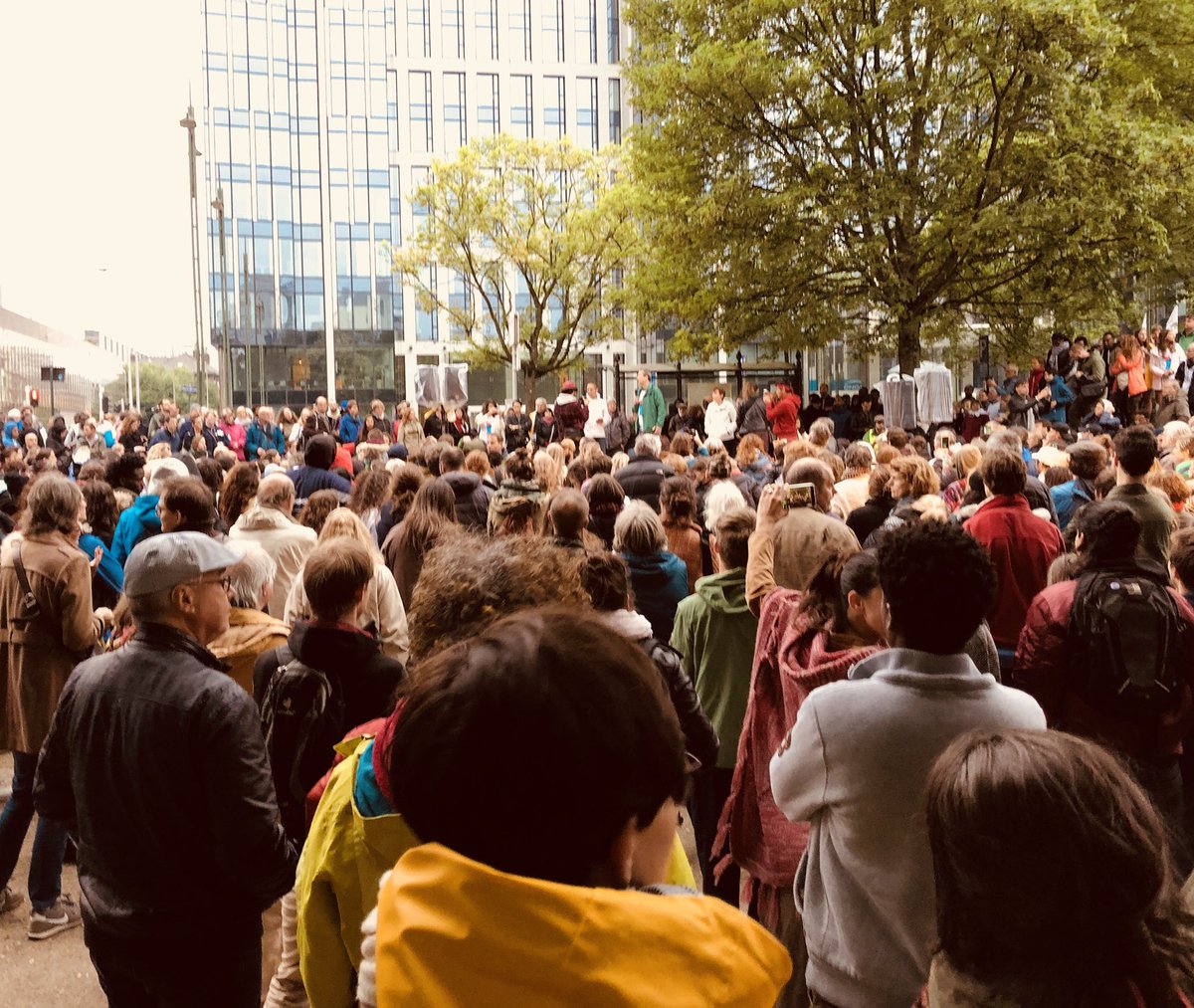 MaximetaigaM's tweet image. Du monde à la chaîne humaine qui protège les migrant•e•s du Parc Maximilien 👏 Pour reprendre les propos « Nu niet. Nooit » au repli sur soi.  #HumanChallenge #RefugeesWelcome #ParcMaximilien #Bruxelles #Enseignementhospitalier