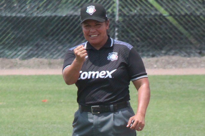 AcademiaLMB's tweet photo. Deseamos éxito a la primera egresada de umpire del Centro Alto Rendimiento @AcademiaLMB, @gordoa_luz por su próximo debut en la @LigaMexBeis #ElBeisEsEquidad https://t.co/xmsuOGXlaF