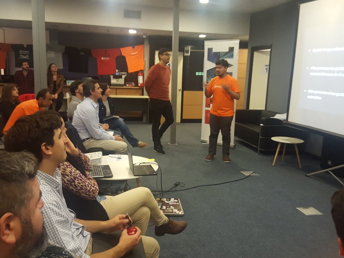 Ideingenio's tweet photo. Presenta su pitch en #swmvd18 el equipo de #ChefalToque #startupweekendmvd https://t.co/eWn9QAZRnn