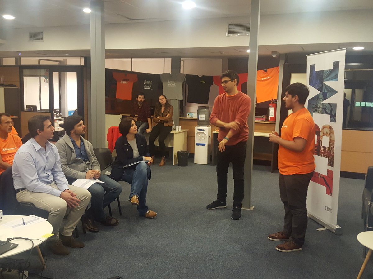 Ideingenio's tweet photo. El jurado hace sus consultas al equipo de #ChefalToque en el #swmvd18 #startupweekendmvd https://t.co/XyvZSYR0y0