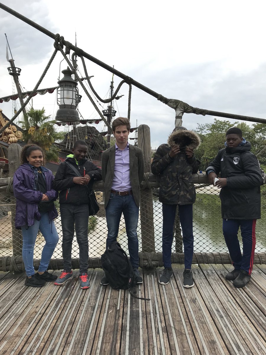 JE_HERVE's tweet photo. Quel accomplissement peut être plus intense que la joie de ces enfants qui rêvent à @DisneylandParis. Un temps emportés loin de leur quotidien. C’est la magie du lieu, la magie de la vie. #Schoolidays #IÉSEG https://t.co/CMBa17FEle