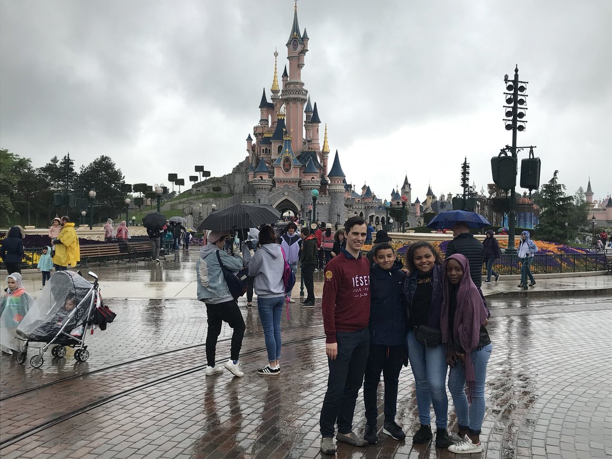 JE_HERVE's tweet photo. Quel accomplissement peut être plus intense que la joie de ces enfants qui rêvent à @DisneylandParis. Un temps emportés loin de leur quotidien. C’est la magie du lieu, la magie de la vie. #Schoolidays #IÉSEG https://t.co/CMBa17FEle