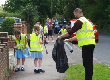 Another busy week <a href="/SalfordsSchool/">Salfords Primary School</a> - the Y3 litter pick collected 3 bags of rubbish on behalf of our #SalfordsCommunity and staff benefitted from essential #FirstAid training with our new #defibrillator - thank you Dan &amp; Murray and our marvellous PTA for funding it.