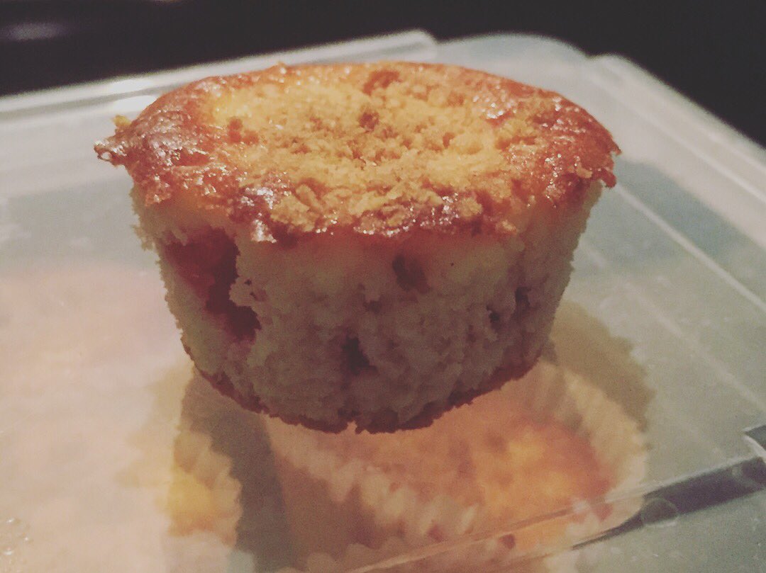 glutenfreeBFD's tweet photo. GLUTEN FREE DEEP FRIED CHEESECAKE BITES. 😍I can’t believe I pulled this off! Baked mini cheesecake bites last night, froze ‘em. Made a batter of GF flour, egg, powdered sugar, &amp; club soda. IT WAS PERFECT. #glutenfree #cheesecake #deepfriedcheesecake #dessert #BFD #delicious https://t.co/KmKIJqmPwu