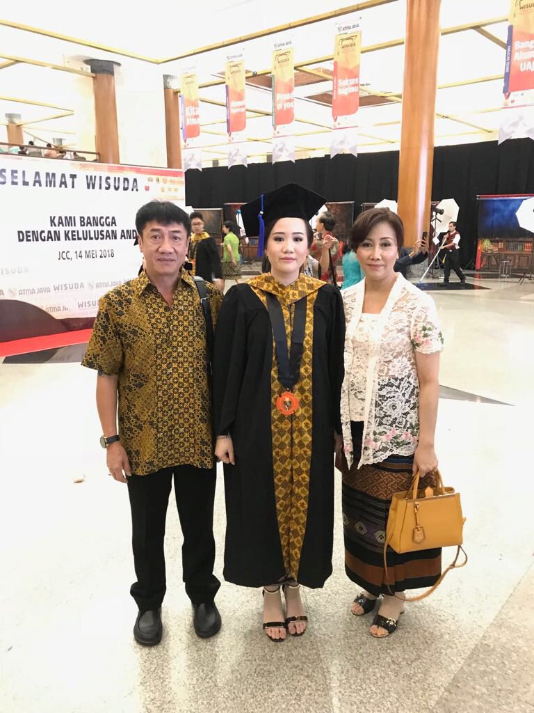 chocoMera's tweet photo. Happy Graduation my beloved cousin @springfever61 !! You did it! 🎊🎉 I’m sooo proud of you. I wish I could be there, you know I would right? 💞💝 https://t.co/ArVyFjwvDb