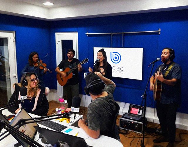 aticoyChile's tweet photo. Ayer pasamos por @radiobiobio, y conversamos con @majo.gutierrezg y @vaqueroried (mil gracias por la buena onda). Es hermoso vivir el momento (romántico) de cantar en una radio. ¡Gracias a los que se atreven con bandas nacionales y emergentes! 🎻🎤 .
.
.
#Brotar #aticoy #amor … https://t.co/kFrDNhw8C9