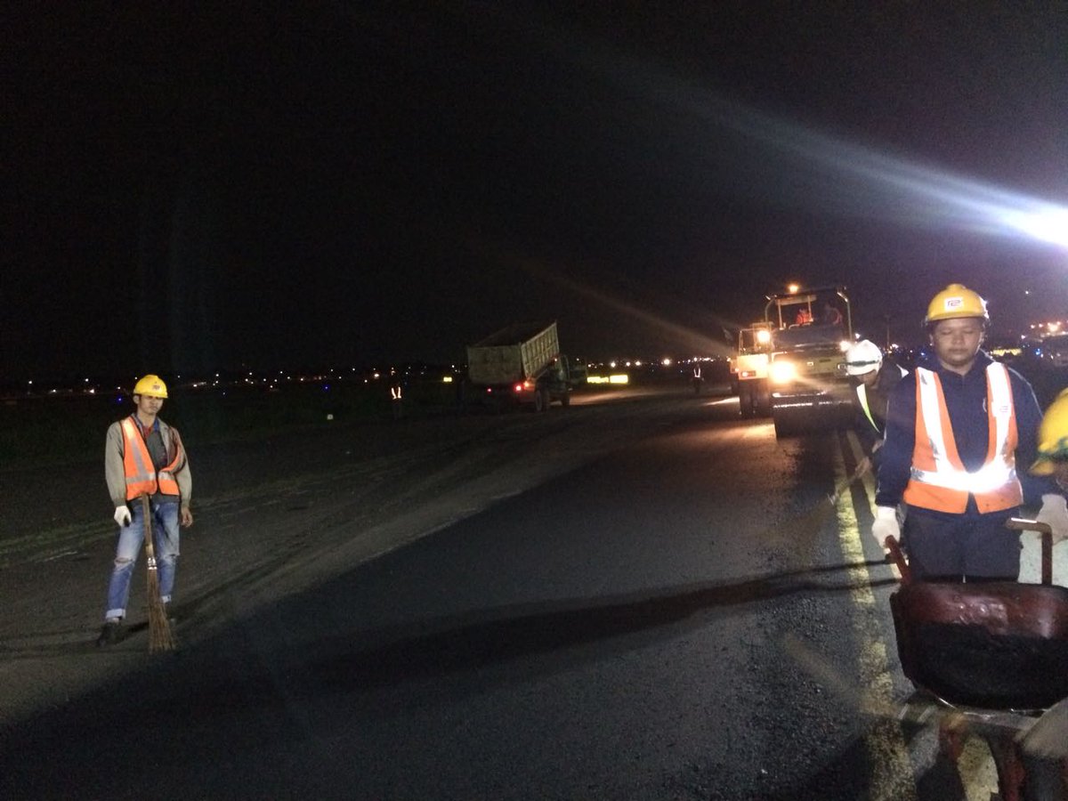 INJairports's tweet image. Pada waktu pengerjaan, pergerakan pesawat dialihkan  ke runway selatan (Runway1) sehingga memungkinkan terjadi kepadatan/antrian pada saat take off maupun landing. Kepada para penumpang &amp;amp; pengguna jasa kami mohon pengertian &amp;amp; dukungan untuk pelayanan yang lebih kedepannya.