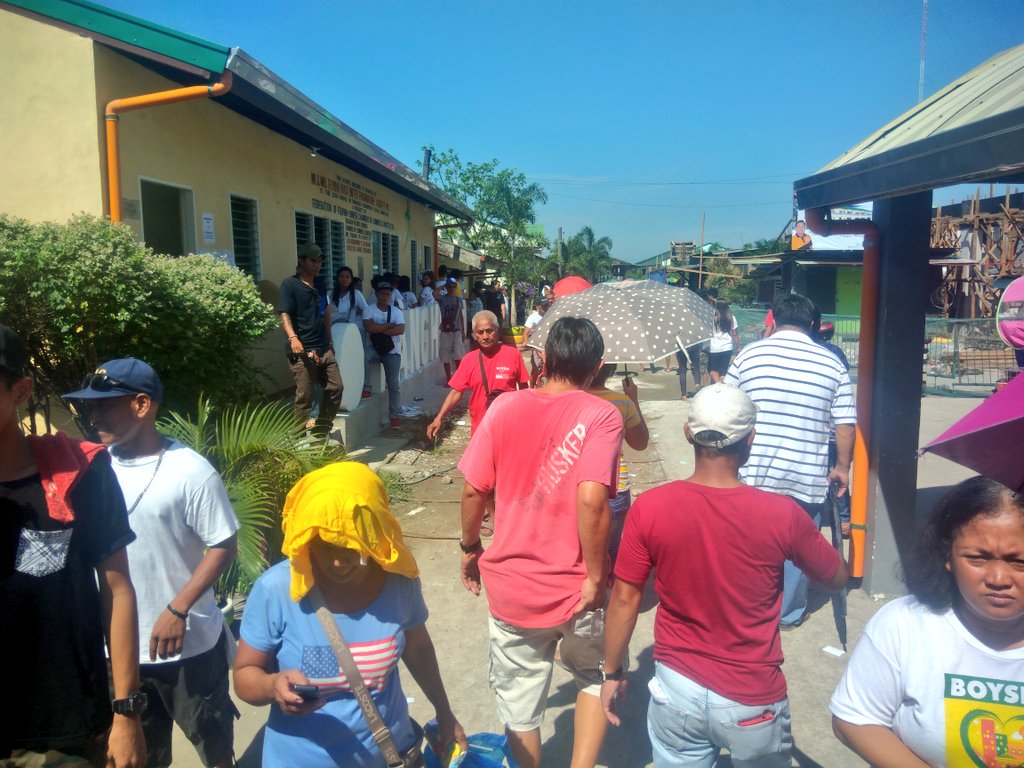 anjo_bagaoisan's tweet image. LOOK: Voters at Panghulo Elementary School in Obando, Bulacan cast their ballots. The school hosts the most number of registered voters in the town. #Halalan2018