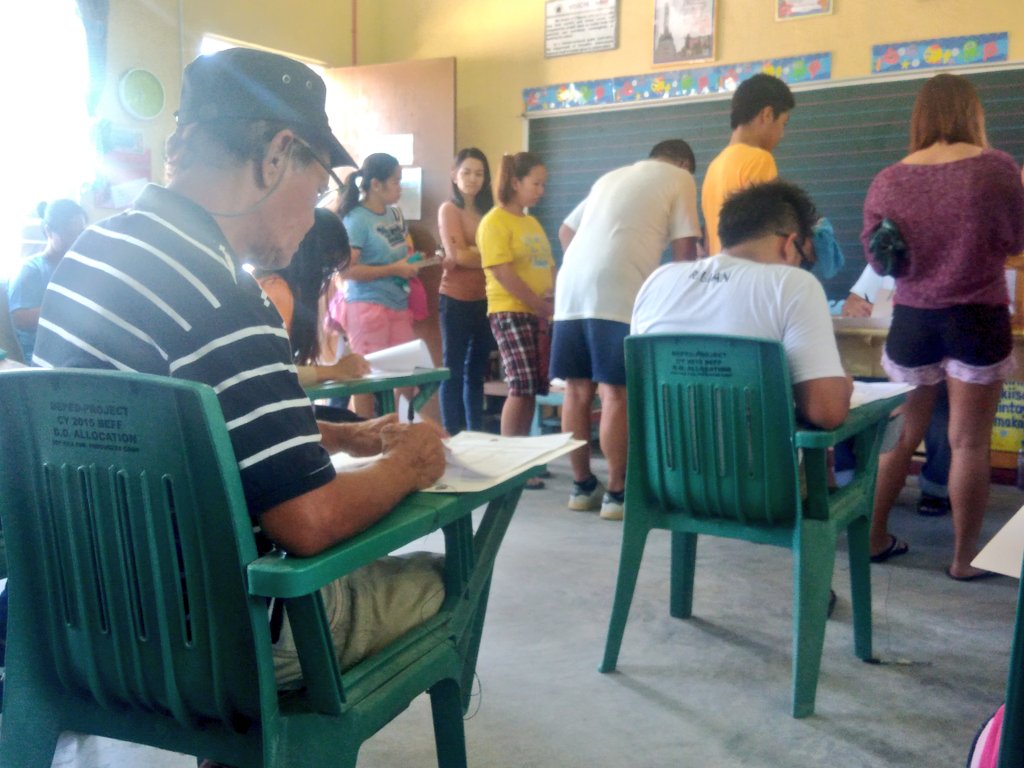 anjo_bagaoisan's tweet image. LOOK: Voters at Panghulo Elementary School in Obando, Bulacan cast their ballots. The school hosts the most number of registered voters in the town. #Halalan2018