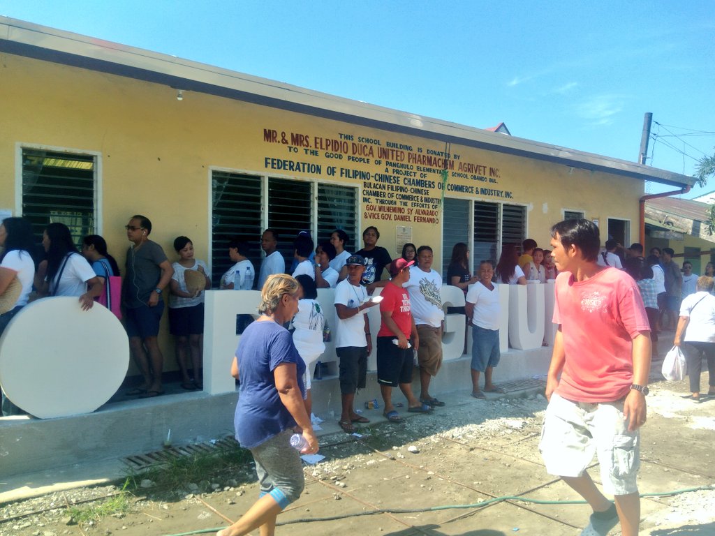 anjo_bagaoisan's tweet image. LOOK: Voters at Panghulo Elementary School in Obando, Bulacan cast their ballots. The school hosts the most number of registered voters in the town. #Halalan2018