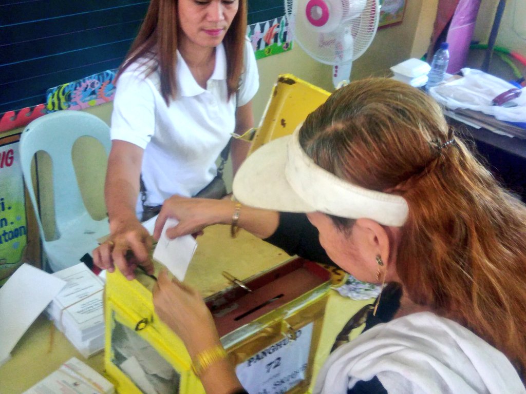 anjo_bagaoisan's tweet image. LOOK: Voters at Panghulo Elementary School in Obando, Bulacan cast their ballots. The school hosts the most number of registered voters in the town. #Halalan2018