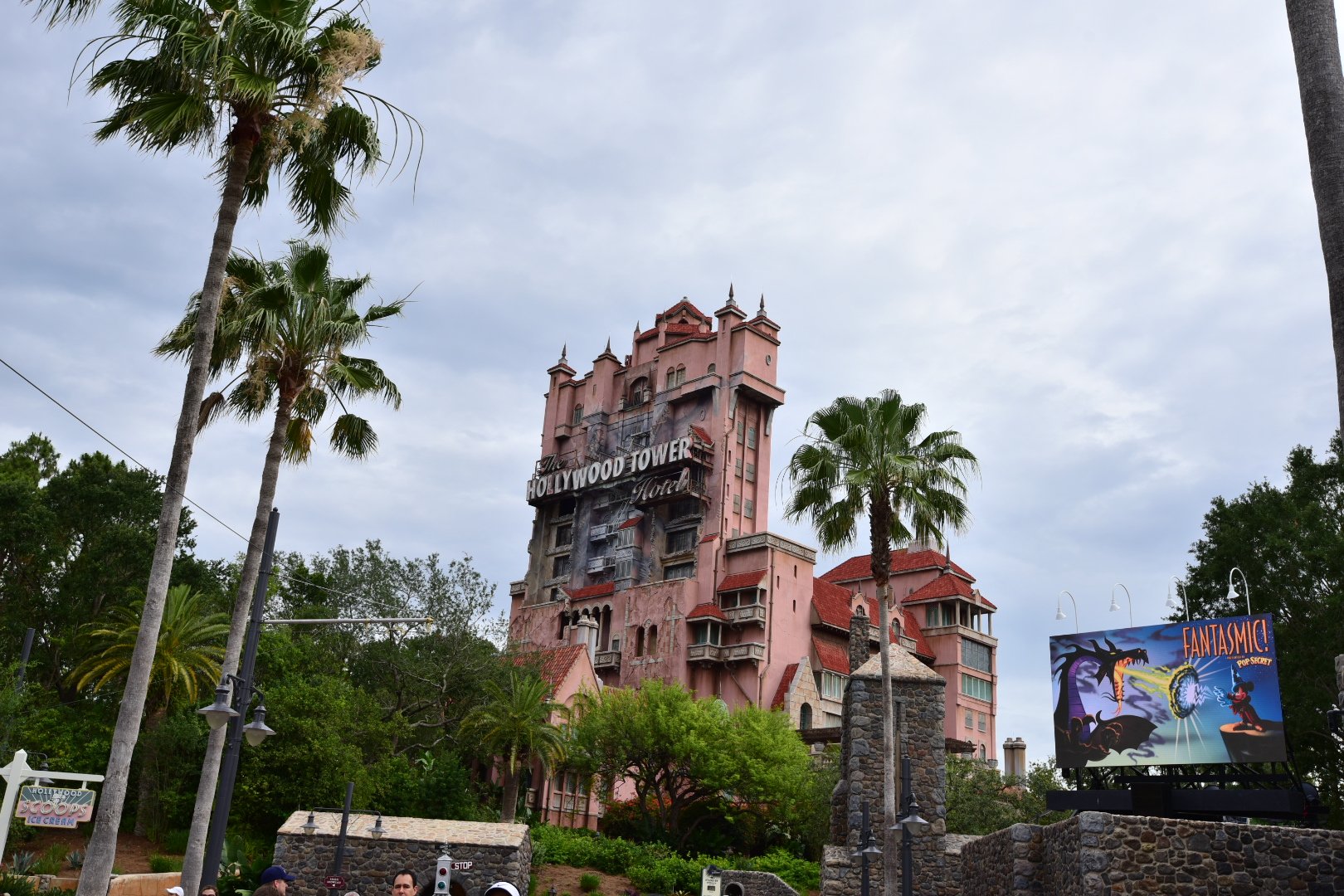 Disney Colors クロロ 今日はディズニー ハリウッド スタジオ 夕方から雨でしたが ファンタズミック も見れて思い残すことはありません タワテラもロックンローラーコースターも面白かったです チューイ 8 カイロ レンだけでなくフリー