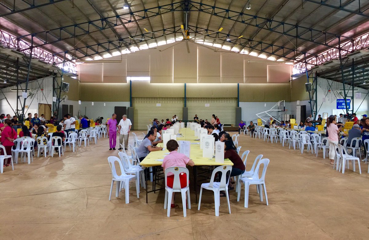biancadava's tweet image. LOOK: Residents of Barangay Bel-Air, Makati City cast their votes inside the air-conditioned basketball court beside the barangay hall #Halalan2018 @ABSCBNNews