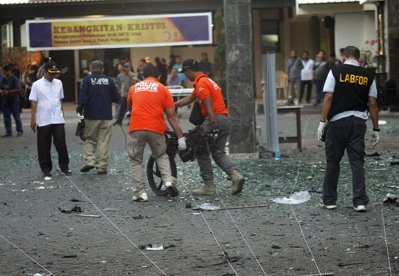 Re File リファイル Twitterissa インドネシア 教会で連続自爆テロ 13人死亡 イスラム国 系の犯行か 犯行の様子を捉えた映像が公開される Https T Co Vbtrvcszsv