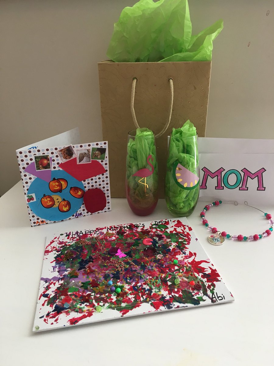 Happy Mother’s Day! 🌷🌸
Bonne fete des meres! 🌸🌷 Getting these two to pose for a photo together is next to impossible!!