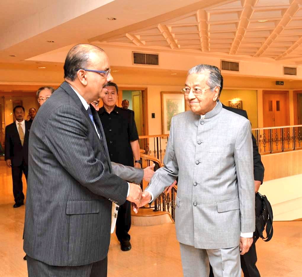 DrAliHamsa's tweet photo. Sekitar Mesyuarat Khas YAB PM Tun Dr. Mahathir Mohamad bersama Ketua Setiausaha Kementerian dan Ketua Perkhidmatan pada pagi ini.

@chedetofficial kini sedang menyampaikan Amanat Perdana Menteri &amp; bakal membincangkan pelaksanaan 10 Janji 100 hari Kerajaan. https://t.co/eC2uN9MMJt