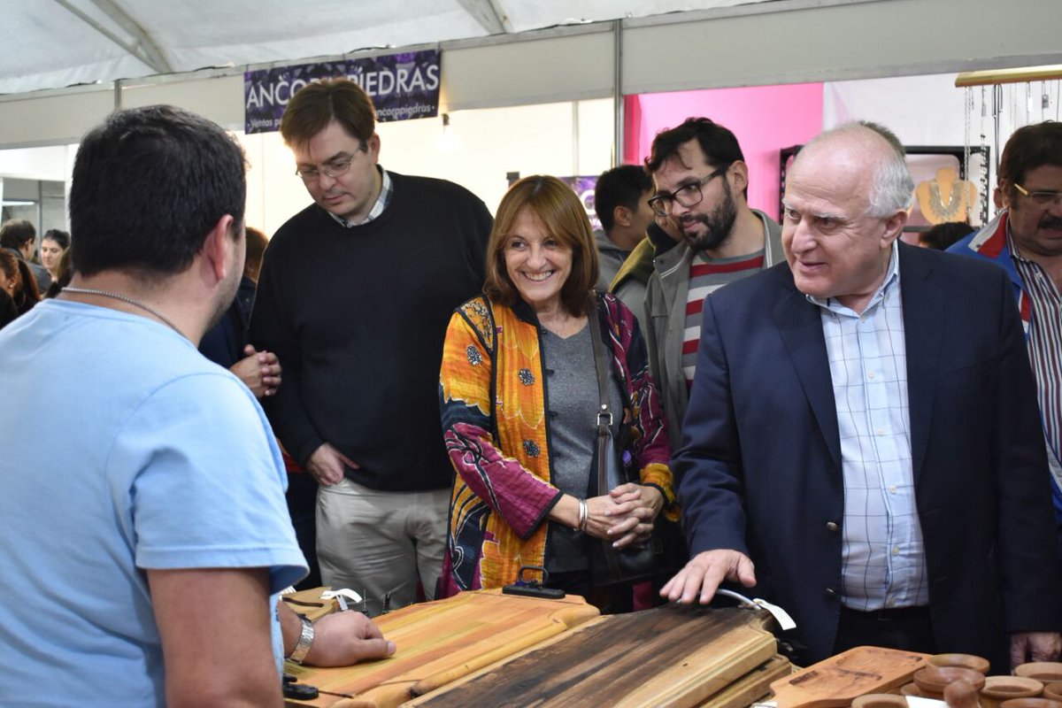 AliciaCiciliani's tweet photo. Con @MiguelLifschitz visitamos a los #Emprendedores del espacio del @GobSantaFe dentro de la #FESPAL en #Chabás. Son parte de #SantaFeExpone, un Programa del @ProduccionSF que anualmente facilita la participación de 400 pymes santafesinas en ferias y exposiciones de todo el país. https://t.co/hd9k8UTHqO