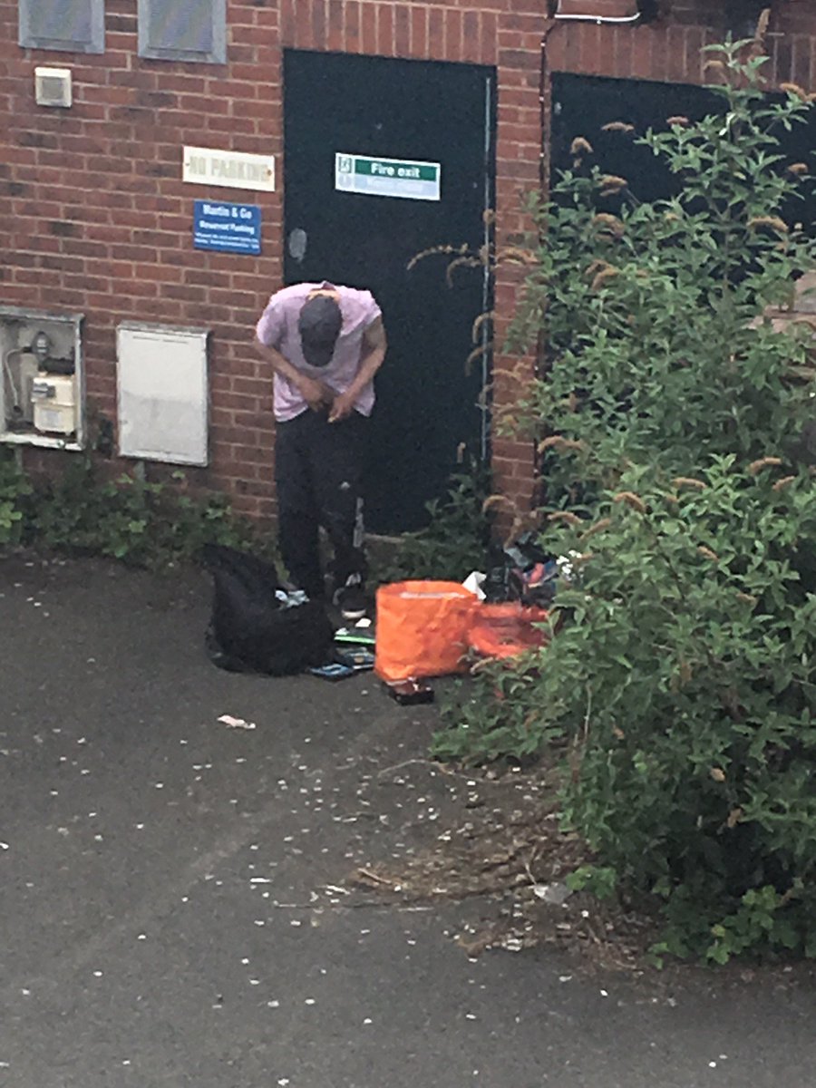 stephanedebrito's tweet photo. @BhamCityCouncil #Harborne has a serious #drug problem, which has worsened over the last year. Today my kids saw a man injecting himself drug just off the high street near our house. He then left used/bloody syringes. Phoned the police once more, but they did not come.#worried https://t.co/A3zlsibqLu
