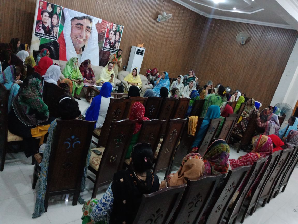 Hameedappp1's tweet photo. Presisent PPP LW Sindh @shaguftajumani presiding meeting of PPP Hyd,shahed bezirabad &amp; Mirpurkhas Division at Hyderabad,where PPP announced to hold a sit inn against atrocities of Pml N on 16th May 2018.. Where they ve blocked water of Sindh, 18Hours Loadshedding of electricity https://t.co/lbiH16sBCT