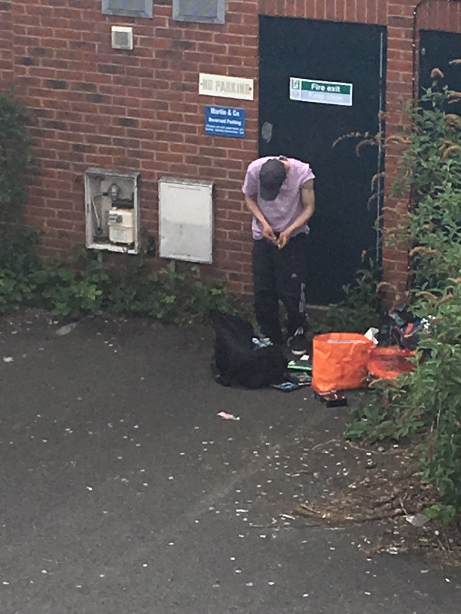 stephanedebrito's tweet photo. @BhamCityCouncil @Twitter @BCC_Help @BhamCityCouncil #Harborne has a serious #drug problem, which has worsened over the last year. Today my kids saw a man injecting himself drug just off the high street near our house. He then left used/bloody syringes. Phoned the police once more, but they did not come.#worried https://t.co/XCX4CTagpA