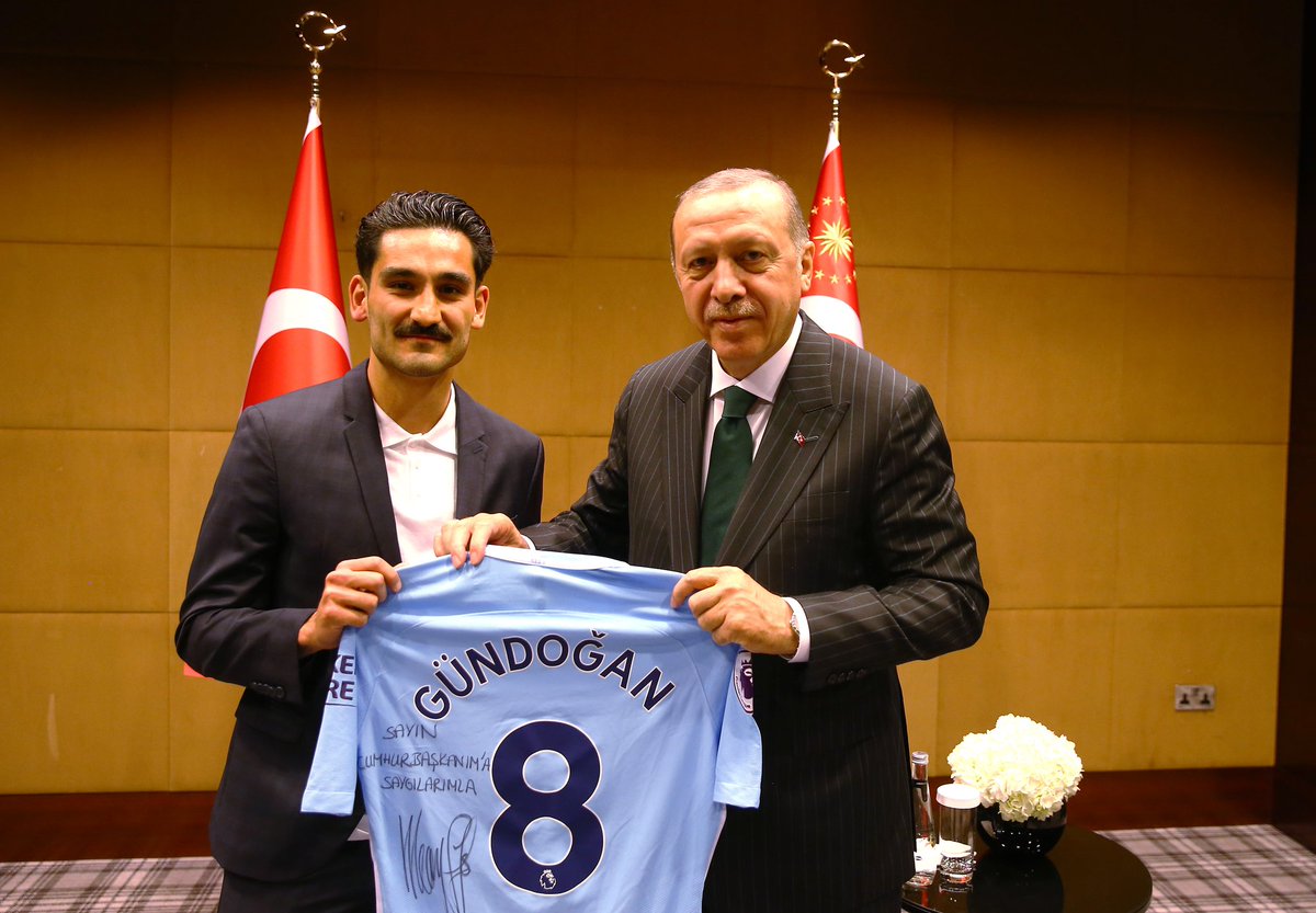 icesur's tweet photo. Cumhurbaşkanımız @RT_Erdogan Londra'da Türk futbolcularımız @CenkTosun_ @MesutOzil1088 ve @IlkayGuendogan ile buluştu. 

Güzel kareler... https://t.co/YWHEenSmrJ