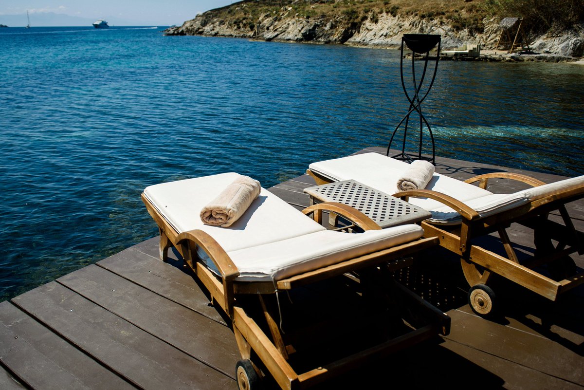 Crystalline waters, cloudless cobalt skies and perpetual sunshine… will remind you of the simple joy of being alive! #kivotosmykonos #mykonos #ornos #summer2018 #luxuryhotel #privatebeach #privatepool #signaturesuites instatraveling #romanticholidays qoo.ly/pcxv5