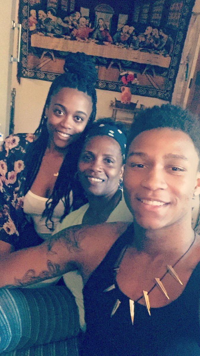 deion_devante's tweet photo. Happy Mommy Day to this beautiful woman, and my gorgeous sister even though she not a mother😙💝 https://t.co/BtzyFBWz8Z