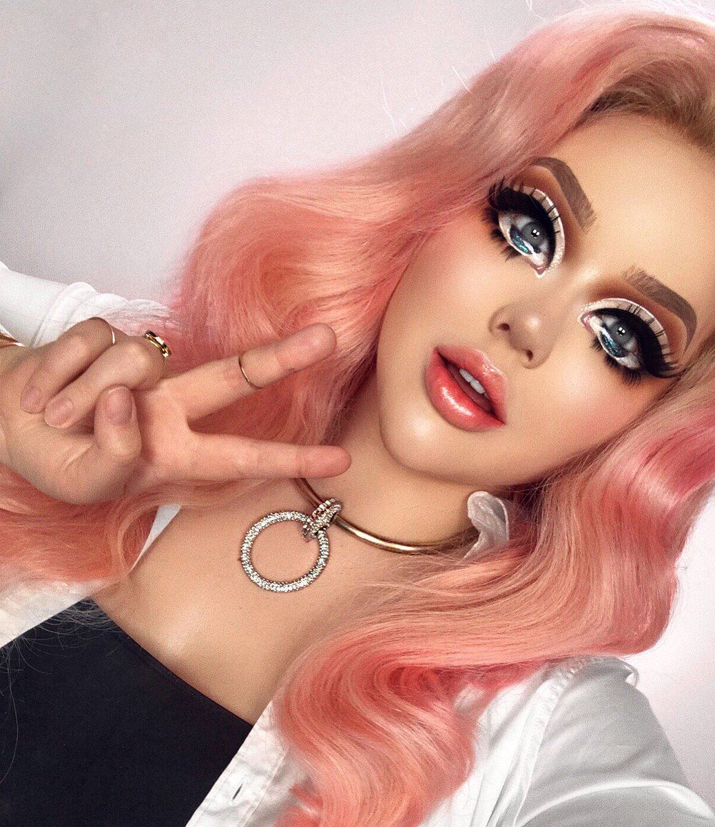NikkieTutorials's tweet photo. ✌🏻✨ https://t.co/OVgJTxKQ9L