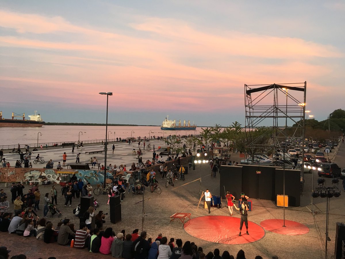 Se largó la 33º Fiesta Nacional del Teatro en Rosario y el escenario fue una pinturita! @inteatro_arg 
#FNTeatroRos #FiestaNacionalDelTeatro  #Teatro 🇦🇷🎭