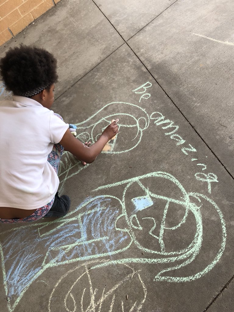 Voris_CLC's tweet photo. Our Girls on the Run spread their positivity this week with posters and sidewalk chalk messages! #GOTR Girls on the Run is So Much Fun! https://t.co/8FFuKOtHBM