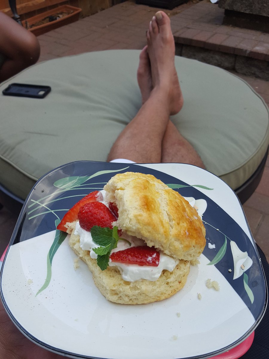 CJNeal24's tweet photo. How am I the one who gets the treats today!? Thank God for #wifey ! #HappyMothersDay babe! And to all of you as well! #homemade #goodness https://t.co/i9PA3s6WLb