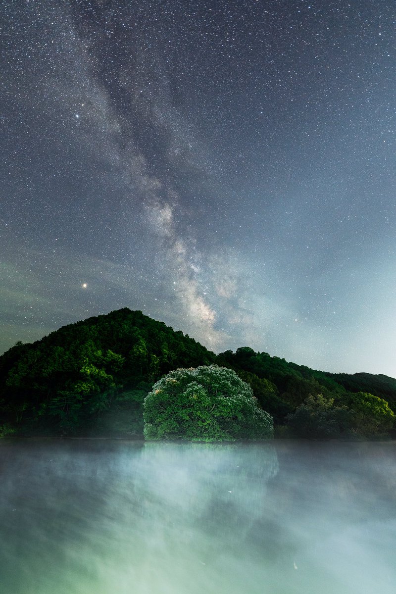 shinseyes's tweet photo. 室生湖で天の川の写真を見たことがなかったのでチャレンジしてきました♪なんと水面には毛嵐が発生して神���的な天の川撮ることできました☆
#東京カメラ部
#PASHADELIC
#写真好きな人と繋がりたい
#写真撮ってる人と繋がりたい https://t.co/5LrQpuRHwi