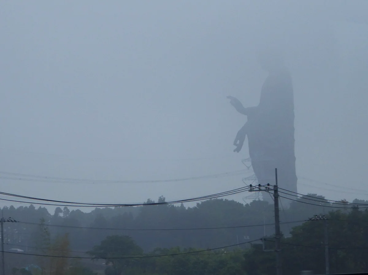 濃霧の中に何かいる？！大きな影に驚いていたらどうやら大仏だったｗｗ